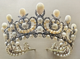 Tiara containing 212 natural pearls